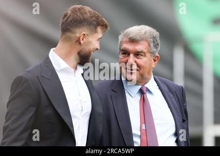 Barcelone, Espagne. 13 juillet 2023. Le président du FC Barcelone Joan Laporta et Inigo Martinez sont dévoilés en tant que nouveau joueur du FC Barcelone à Ciutat Esportiva Joan Gamper le 13 juillet 2023 à Sant Joan Despi, Espagne. Crédit : DAX Images/Alamy Live News Banque D'Images