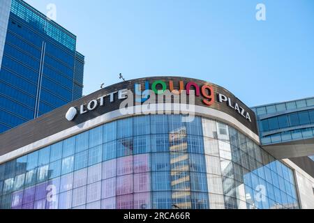 Séoul, Corée du Sud - 20 février 2023 : logo de Lotte Young Plaza, un centre commercial branché centré sur la jeunesse situé à Myeongdong Banque D'Images