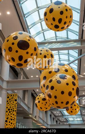 Séoul, Corée du Sud - 20 février 2023 : Lady B, installation de sculptures de l'artiste Yayoi Kusama a collaboré avec Louis Vuitton à l'aéroport d'Incheon. Yello Banque D'Images