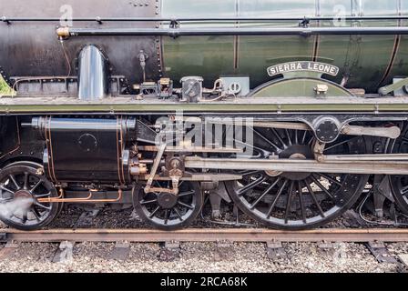 Gros plan pf les bielles (tiges latérales) et les roues, les tringleries et autres composants de la locomotive à vapeur Sierra Leone   LMS 45627. Banque D'Images