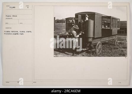 Image d'une cage de pigeonnier portable utilisée par le signal corps pendant la première Guerre mondiale. La cage, numérotée 067580, était un outil essentiel pour communiquer des messages importants à l'aide de pigeons voyageurs. Les pigeons étaient couramment utilisés pour envoyer des informations rapidement et en toute sécurité entre les unités militaires pendant la guerre. Banque D'Images