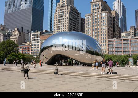 Cloud Gate Sculpture (Chicago Bean), dans Millennium Park Chicago USA, touristes prenant des photos Banque D'Images