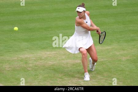 Londres, Royaume-Uni. 13 juillet 2023. L'ukrainienne Elina Svitolina joue un revers dans son match de demi-finale féminine contre la tchèque Marketa Vondrousova lors des championnats de Wimbledon 2023 à Londres le jeudi 13 juillet 2023. Vondrousova a remporté le match 6-3, 6-3. Photo Hugo Philpott/UP7 crédit : UPI/Alamy Live News Banque D'Images
