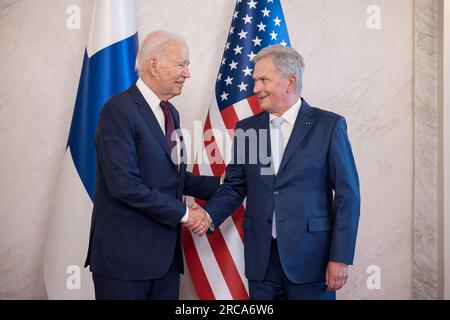 Helsinki, Finlande. 13 juillet 2023. Le président Joe Biden (à gauche) rencontre le président finlandais Sauli Niinisto, avant le sommet des dirigeants américano-nordiques. Au Palais présidentiel à Helsinki, Finlande, le jeudi 13 juillet 2023. Photo de Matti Porre/ Bureau de presse du président finlandais/ crédit : UPI/Alamy Live News Banque D'Images
