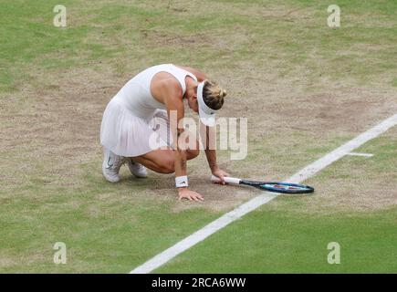 Londres, Royaume-Uni. 13 juillet 2023. Marketa Vondrousova célèbre sa victoire dans son match de demi-finale féminine contre l'ukrainienne Elina Svitolina lors des championnats de Wimbledon 2023 à Londres le jeudi 13 juillet 2023. Vondrousova a remporté le match 6-3, 6-3. Photo Hugo Philpott/UPI crédit : UPI/Alamy Live News Banque D'Images