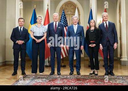 Helsinki, Finlande. 13 juillet 2023. De gauche à droite, le Premier ministre suédois Ulf Kristersson, la première ministre danoise mette Frederiksen, le président américain Joe Biden, le président finlandais Sauli Niinisto, la première ministre islandaise Katrin Jakobsdottir et le premier ministre norvégien Jonas Gahr Store posent pour une photo de groupe du sommet des dirigeants américano-nordiques au Palais présidentiel d'Helsinki, Finlande, jeudi 13 juillet 2023. Photo de Roni Rekomaa/ Bureau de presse du président finlandais/ crédit : UPI/Alamy Live News Banque D'Images