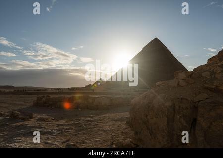 Coucher de soleil derrière les pyramides de Gizeh Banque D'Images