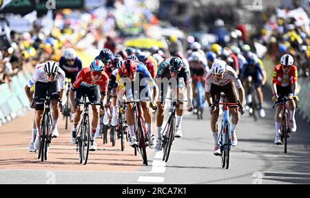 Belleville en Beaujolais, France. 13 juillet 2023. Le peloton de coureurs photographié en action lors de la 12e étape du Tour de France, de Roanne à Belleville-en-Beaujolais (168, 8 km), France, jeudi 13 juillet 2023. Le Tour de France de cette année aura lieu du 01 au 23 juillet 2023. BELGA PHOTO JASPER JACOBS crédit : Belga News Agency/Alamy Live News Banque D'Images