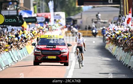 Belleville en Beaujolais, France. 13 juillet 2023. Espagnol Ion Izaguirre Insausti de Cofidis célèbre son passage de la ligne d'arrivée pour remporter la 12e étape du Tour de France cycliste, de Roanne à Belleville-en-Beaujolais (168, 8 km), France, jeudi 13 juillet 2023. Le Tour de France de cette année aura lieu du 01 au 23 juillet 2023. BELGA PHOTO JASPER JACOBS crédit : Belga News Agency/Alamy Live News Banque D'Images