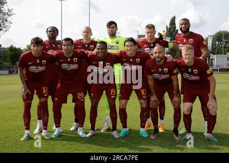 Vlaardingen, pays-Bas. 13 juillet 2023. VLAARDINGEN, PAYS-BAS - JUILLET 13 : joueurs de l'AEK Athene lors de l'AEK Athene de la saison 2022-2023 du FC Shakhtar Donetsk au Sportpark CWO le 13 juillet 2023 à Vlaardingen, pays-Bas (photo Broer van den Boom/Orange Pictures) crédit : Orange pics BV/Alamy Live News Banque D'Images