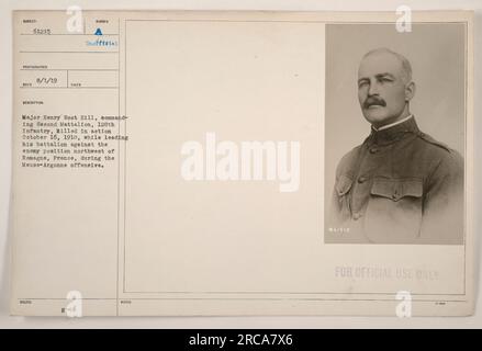 Le major Henry Root Hill, commandant le deuxième bataillon du 128e régiment d'infanterie, est tué au combat le 16 octobre 1918. La photographie le montre en train de diriger son bataillon contre une position ennemie au nord-ouest de Romagne, en France, pendant l'offensive Meuse-Argonne. Banque D'Images