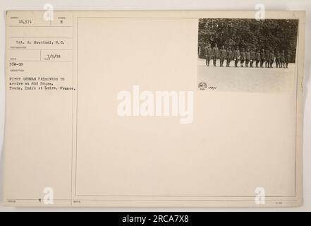 L'image montre le sergent A. Moscioni capturant un groupe de prisonniers allemands qui sont arrivés aux Hdqrs de Sos à Tours, Indre et Loire, France pendant la première Guerre mondiale. Cette photographie a reçu le numéro d'identification 111-SC-18371 et le nom du photographe est spécifié comme S.C. La description mentionne également la notation 'REC'D 360-08' et le symbole 'E 13M'ED.' L'image fait partie de la collection intitulée 'photographies des activités militaires américaines pendant la première Guerre mondiale' et porte les notes spécifiques 'Tax7/5/18' et 'PREMIERS PRISONNIERS ALLEMANDS À arriver'. Banque D'Images