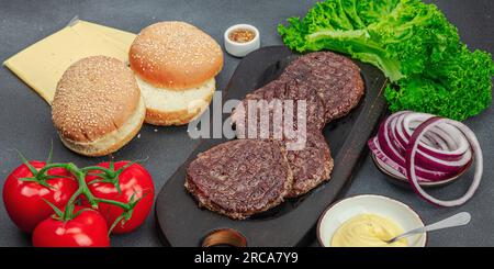 Patties hamburger grillées. Côtelettes de bœuf chaudes, petits pains, légumes et sauce. Classique américain maison, cuisine traditionnelle pour pique-nique, fête ou indépendance Da Banque D'Images