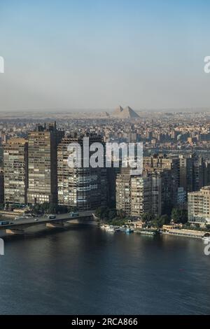 Pyramides de Gizeh et le Caire Banque D'Images