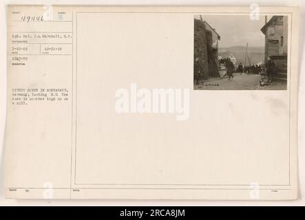 Scène de rue à Montabaür, en Allemagne, capturée le 10 mars 1919. La photographie montre une vue vers le nord-est avec la ville perchée sur une colline. Le photographe était le sergent J.A. Marshall, S.C. Cette image faisait partie d'une série d'activités militaires documentées pendant la première Guerre mondiale. Banque D'Images