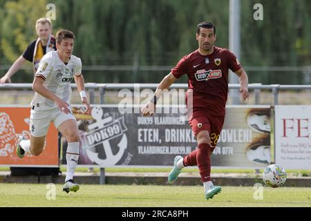 Vlaardingen, pays-Bas. 13 juillet 2023. VLAARDINGEN, PAYS-BAS - JUILLET 13 : /za28/ court avec le ballon pendant l'AEK Athene de la saison 2022-2023 du FC Shakhtar Donetsk au Sportpark CWO le 13 juillet 2023 à Vlaardingen, pays-Bas (photo Broer van den Boom/Orange Pictures) crédit : Orange pics BV/Alamy Live News Banque D'Images