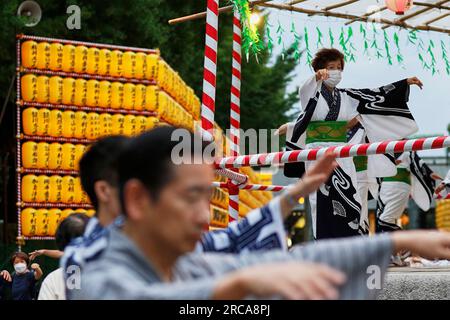 Tokyo, Japon. 13 juillet 2023. Les gens dansent pendant le festival annuel Mitama au sanctuaire Yasukuni. Plus de 20 000 lanternes sont exposées le long de l'entrée et à l'intérieur du sanctuaire pour aider les esprits à trouver leur chemin lors de la célébration annuelle des esprits des ancêtres. Le festival se déroule jusqu'au 16 juillet. (Image de crédit : © Rodrigo Reyes Marin/ZUMA Press Wire) USAGE ÉDITORIAL SEULEMENT! Non destiné à UN USAGE commercial ! Banque D'Images