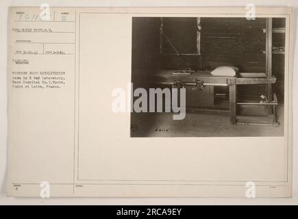Vue de la salle DE LOCALISATION DE CORPS ÉTRANGERS du laboratoire de rayons X de l'hôpital de la base n°7 de Tours, Indre et Loire, France. Cette photographie a été prise par PVT. Clyde Eddy, S.C. Il est numéroté Reed 2-28-19 et correspond au nombre négatif 1-949. L'image montre la configuration et l'équipement dans la salle. Les notes d'accompagnement mentionnent l'emplacement de la chambre et portent le numéro de référence 46115. Banque D'Images