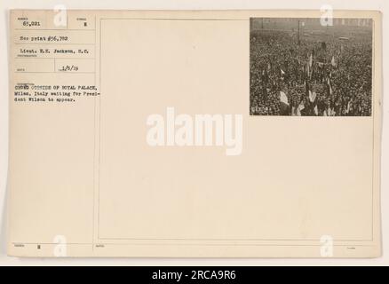 Une foule nombreuse se rassemble devant le Palais Royal de Milan, en Italie, en attendant l'apparition du Président Wilson pendant la première Guerre mondiale Lieutenant E.N. Jackson a capturé ce moment dans la photographie numérotée 63 021 avec le Reco Symbo. Impression numéro 36,782. Photographie prise par S.C. photographe. Banque D'Images