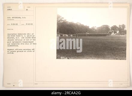 Des officiers étudiants marchant hors du terrain de parade à la fin d'une revue pendant les exercices de graduation à West point US Académie militaire, New York 275 cadets ont reçu des diplômes au cours de l'un des exercices de jour de commencement les plus impressionnants jamais tenus dans cette institution. Photographie prise le 10 juin 1919.' Banque D'Images