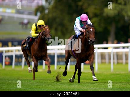 Nostrum monté par le jockey Ryan Moore (à droite) sur leur chemin pour gagner les Edmondson Hall Solicitors Sir Henry Cecil Stakes lors de la Journée des femmes des Boodles juillet 2023 au Newmarket Racecourse. Date de la photo : jeudi 13 juillet 2023. Banque D'Images