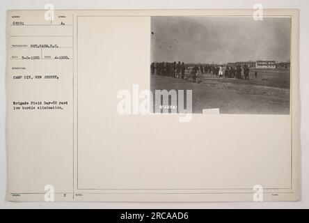 Soldats au Camp dix, New Jersey participant à un événement de la Brigade Field Day. Dans cet événement particulier, ils sont vus concourir dans une course d'élimination de 60 yards à faible haie. La photo a été prise en avril 1920 par le photographe SOT Saum et a une description symbolique de RECO 5-8-1920 PRISE 4-1920. Banque D'Images