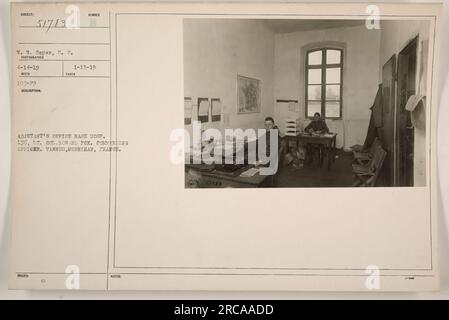 Cette photographie montre le bureau de l'adjudant de l'hôpital de base 136 à vannes, Morbihan, France pendant la première Guerre mondiale. Le lieutenant-colonel Howard Fox, le commandant, peut être vu dans le bureau. La photo a été prise par S. C. W. W. Soper le 14 avril 1919 et reçue le 3 octobre 1919. Banque D'Images