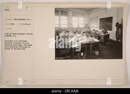 Ceci est une légende factuelle pour l'image : une vue du bureau de Port Adjutant à Hoboken, New Jersey. Le personnel du bureau est composé d'adjudants de port adjoints qui sont responsables de la Section du personnel recruté. Leurs fonctions comprennent la gestion des décharges, des fuloughs et toutes les questions liées au statut des soldats. Cette photographie a été prise le 25 juin 1919 par le sergent Stemizer du signal corps. La photo porte le numéro de description 58539. Banque D'Images