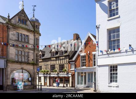 Uttoxeter marché place sur Market Street vieux bâtiments historiques Uttoxeter centre ville est Staffordshire West Midlands Angleterre Royaume-Uni GB Europe Banque D'Images