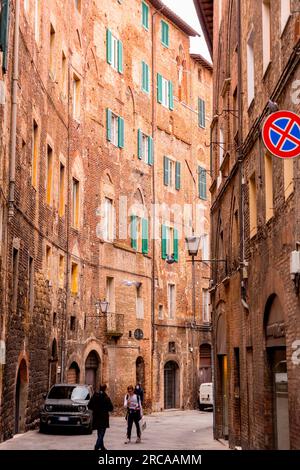 Sienne, Italie - APR 7, 2022: Architecture générique et vue sur la rue depuis la ville historique italienne de Sienne en Toscane. Banque D'Images