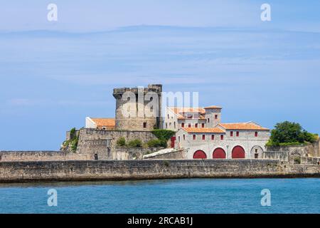 Fort de Socoa, forteresse défensive côtière historique protégeant la baie de Saint-Jean-de-Luz et le port, avec une tour circulaire. Ciboure, France Banque D'Images