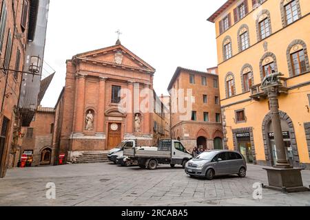 Sienne, Italie - APR 7, 2022: San Cristoforo est une église catholique romaine située sur la Piazza Tolomei dans le nord de Terzo di Camollia à Sienne, région de Banque D'Images