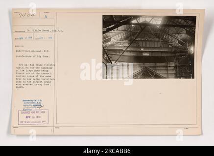 Nouvelle grue de 217 tonnes installée à Government Arsenal à Watervliet, New York pour manipuler de gros canons en cours de fabrication. Une autre grue du même type est en cours d'installation. Cette grue est la plus grande jamais érigée dans une usine gouvernementale. Photographie prise le 2 avril 1918, publiée le 20 avril 1918 par la Division War College. Banque D'Images