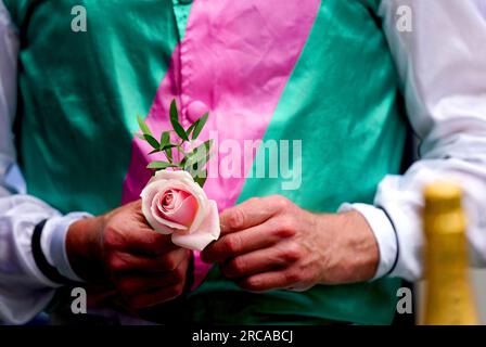 Le jockey Ryan Moore tient une rose après avoir remporté les Edmondson Hall Solicitors Sir Henry Cecil Stakes sur Nostrum lors du Ladies Day of the Boodles July Festival 2023 au Newmarket Racecourse. Date de la photo : jeudi 13 juillet 2023. Banque D'Images