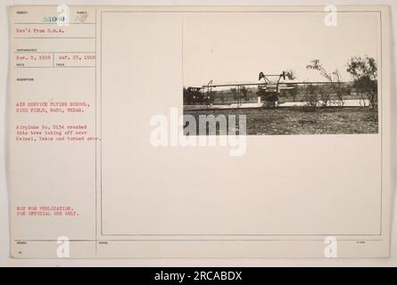 L'avion no 5134 de l'Air Service Flying School à Rich Field à Waco, Texas, s'est écrasé dans un arbre en décollant près de Reisel, Texas. L'avion s'est alors retourné. Cette photographie a été prise le 23 août 1918 et n'est pas destinée à la publication. Il est réservé à un usage officiel. Banque D'Images