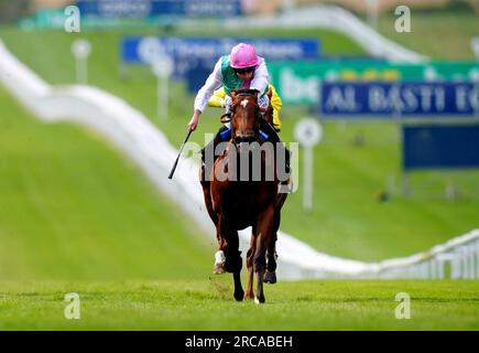 Nostrum monté par le jockey Ryan Moore sur leur chemin pour gagner les Edmondson Hall Solicitors Sir Henry Cecil Stakes lors du Ladies Day of the Boodles July Festival 2023 à Newmarket Racecourse. Date de la photo : jeudi 13 juillet 2023. Banque D'Images