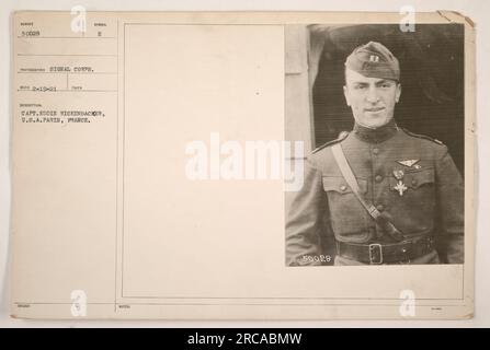 Capitaine Eddie Rickenbacker, un américain Officier de l'armée, photographié à Paris, France pendant la première Guerre mondiale. Cette photographie a été prise par le signal corps et porte le numéro d'identification 50028. L'image représente le capitaine Rickenbacker dans un cadre militaire. Banque D'Images
