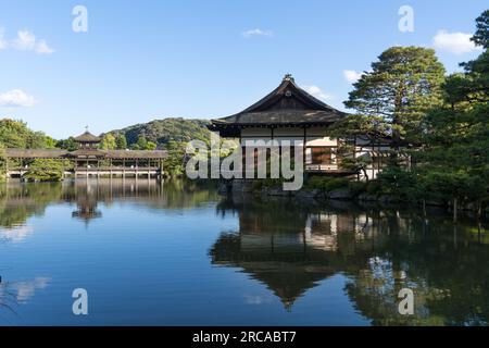 Jardin japonais Seiho-ike étang à l'est Shin-en jardin du temple Heian-jingu sanctuaire religieux à Kyoto Japon vu sur des vacances de luxe en tant que touriste Banque D'Images