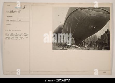 Des soldats de la 28th Balloon Company sécurisent un ballon Caquot pour le déconnecter d'un treuil à Polo Field à Washington, DC Cette photographie, numérotée 58648 et prise par un photographe de la D.M.A. a été reçue le 27 mars 1919. L'image représente les opérations de ballons pendant la première Guerre mondiale Banque D'Images