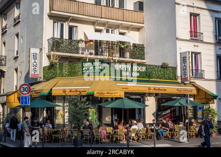 Restaurant d'angle avec terrasse, 20e arrondissement, Paris, France Banque D'Images