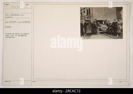 LES TROUPES FRANÇAISES MARCHENT AU LUXEMBOURG : une photographie prise le 22 novembre 1918 capture l'entrée des troupes françaises dans la ville de Luxembourg pendant la première Guerre mondiale. L'image montre des soldats marchant dans les rues tandis que les résidents locaux regardent l'événement historique. Photo du Cpl. Ingleston, S.C. Banque D'Images