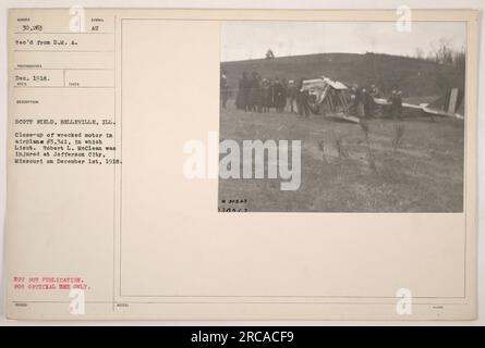 Gros plan du moteur naufré de l'avion #3 341 à Scott Field à Belleville, Illinois. Cette image montre les dommages causés au moteur, qui se sont produits lors d'un accident qui a blessé le lieutenant Robert L. McClean à Jefferson City, Missouri, le 1 décembre 1918. Cette photographie ne doit pas être publiée et est réservée à un usage officiel. Banque D'Images