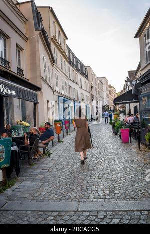 Rue étroite et pavée dans le 20e arrondissement, Paris, France Banque D'Images