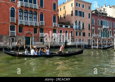 Un groupe de touristes traversant le Grand Canal sur une gondole de ferry devant Palazzo Giustinian Persico et Palazzo Tiepolo Passi, Venise, Italie Banque D'Images