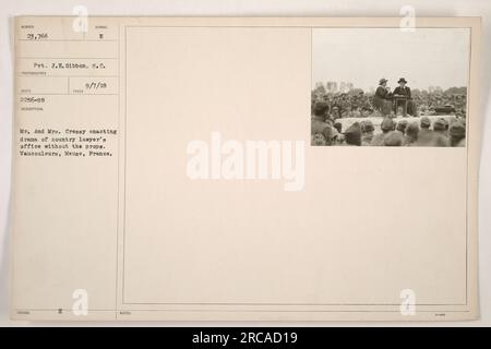 Soldat J.E. Gibbon du signal corps participe à une représentation théâtrale représentant le bureau d'un avocat de campagne à Vaucouleurs, Meuse, France. La photographie, prise par le photographe Reed, capture M. et Mme Cressy agissant sans accessoires. L'image a été prise le 7 septembre 1918. Banque D'Images