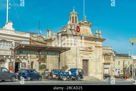 Station-service à côté de la chapelle Sainte-Marie du XVIIIe siècle sur la place principale de Siggiewi - Malte. Banque D'Images