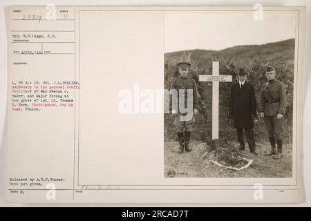 Légende : 'LT. COL. J.L. Collins, le secrétaire à la Guerre Newton D. Baker, et le major Strong rendent hommage à la tombe du 1e lieutenant Thomas D. Kern à Chatelguyon, Puy de Dome, France pendant la première Guerre mondiale. CPL. W.S. Legge a capturé ce moment dans sa photographie, datée du 25 octobre 1918.' Banque D'Images