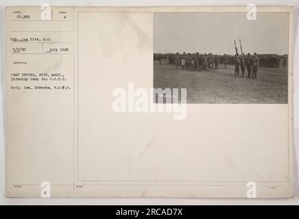 Soldats au camp Devens à Ayer, Massachusetts en cours d'entraînement pour le corps de formation des officiers de réserve (R.O.T.C.) sous la direction du brigadier général Edwards. Cette photographie a été prise en juillet 1920. Banque D'Images