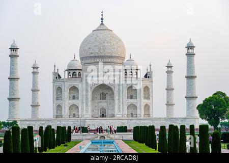 Agra, Inde -- 12 avril 2023. Une photo longue distance du Taj Mahal avec des touristes se rassemblant devant le bâtiment Banque D'Images