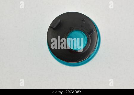 Détail de la bouteille d'eau bleue, représentant l'importance de l'hydratation dans la routine des athlètes. Énergie et vitalité dans un seul récipient. Banque D'Images